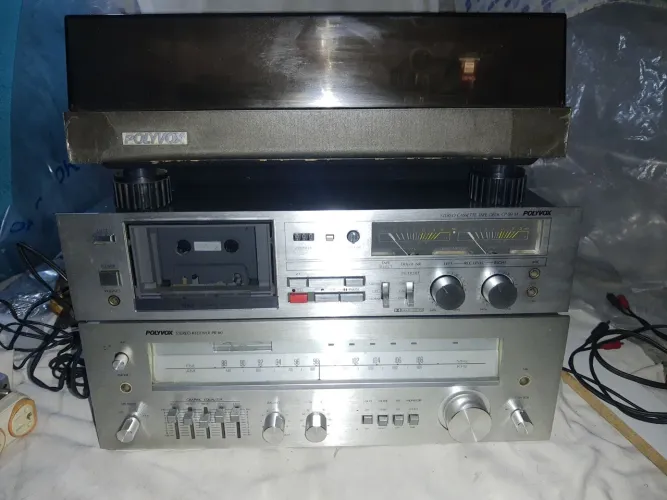 Aparelhagem de som Polyvox. Reciever, tape deck, toca discos e caixas acústicas