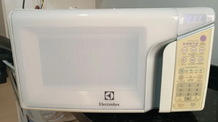 Forno Microondas Eletrolux de 27 litros