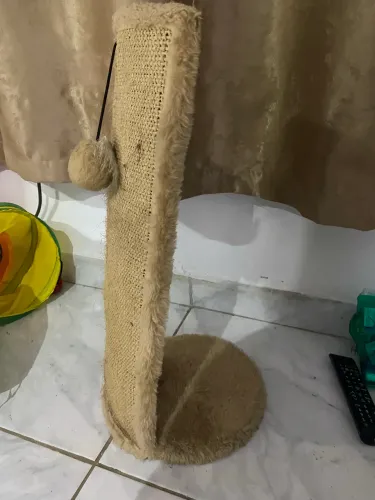 Arranhador de gato com brinquedo
