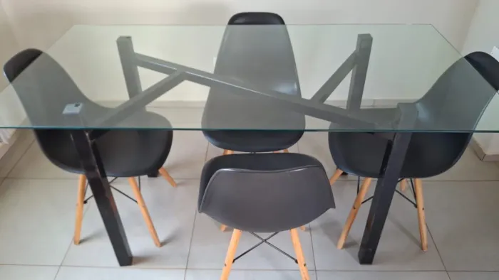 MESA DE VIDRO COM 4 CADEIRAS