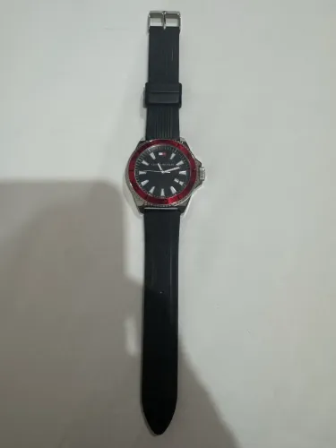Relógio Tommy Hilfiger e com pulseira preta e cor vermelha 5 atm