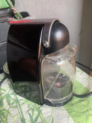 Cafeteira nespresso faz café e capuccino 