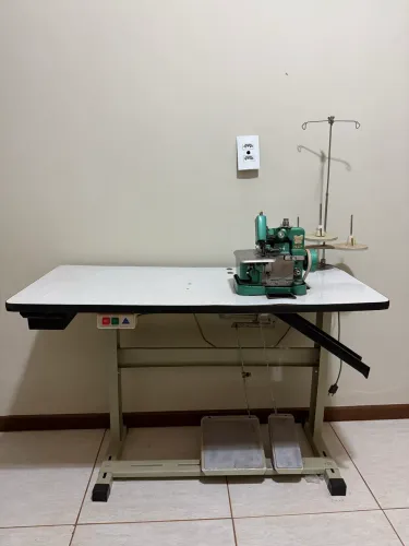 Máquina de Costura Overlock Butterfly + Mesa