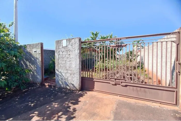 Terreno todo murado, com padrão de energia instalado, ramal de água ligado, calçada pronta
