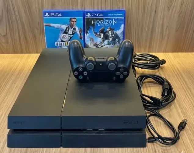 Estou vendendo um ps4, um terá 2 macetes e 2 jogos
