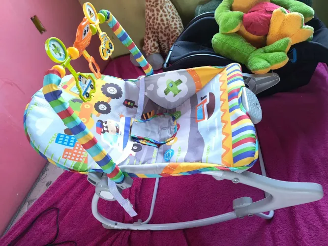 Vendo bebê conforto e cadeirinha de balanço.