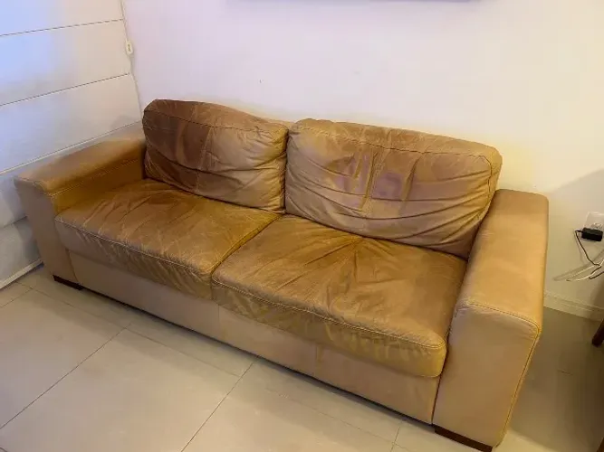 Sofá de couro legítimo