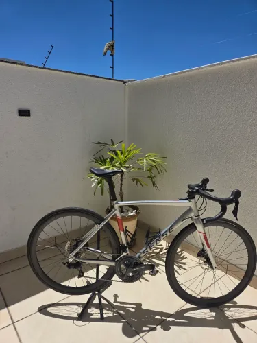 SENSE CRITERIUM FACTORY COM UPGRADE DE PÉ DE VELA DE 105 PARA ULTEGRA E CUBO 