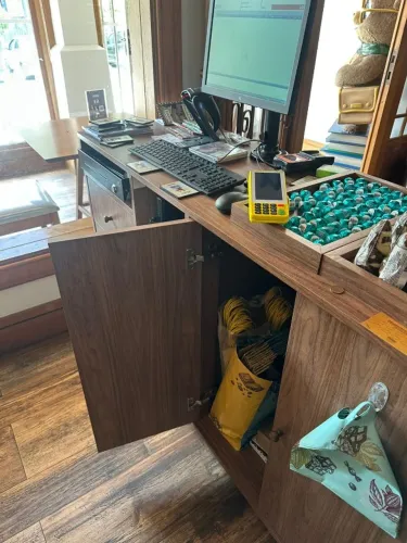 Balcão para caixa em mdf com duas portas, duas gavetas e dois nichos para computadores. 