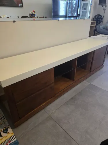 Rack de madeira com gavetas e prateleiras