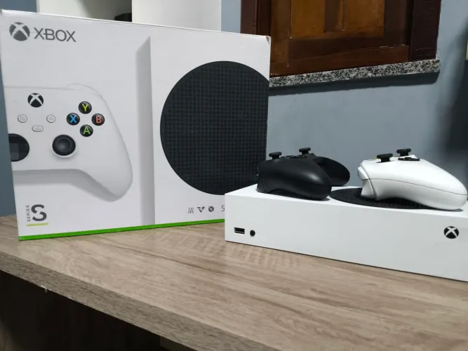 Xbox series s 2 controles, caixa e cabos. Usado- em muito bom estado