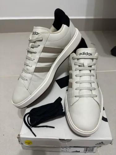 Tênis Adidas Grand Court 2.0 Bege e marrom TAM 44