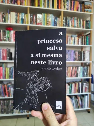 Livro A princesa salva a si mesma neste livro, de Amanda Lovelace