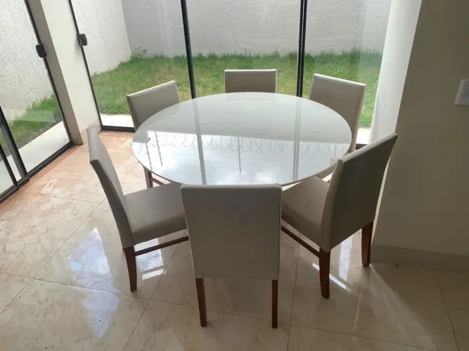 Mesa resistente de madeira 