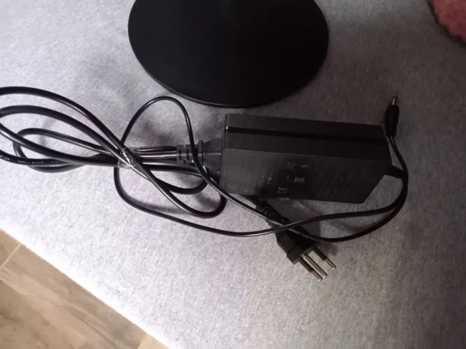 Vende-se um monitor. 
