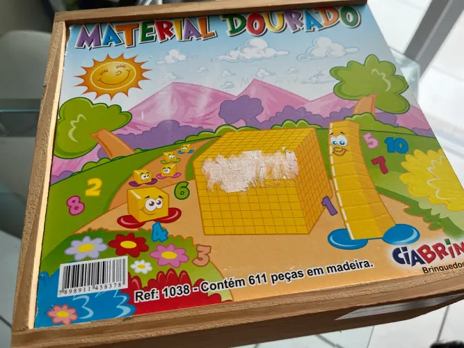 Material Dourado