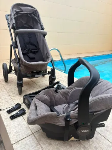 Carrinho de Bebê com Bebê Conforto Cosco Kids