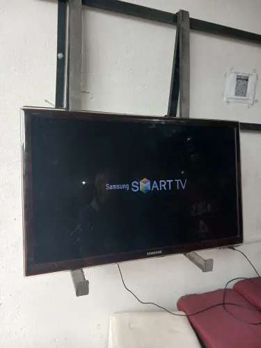 TV LED 40" Samsung UN40D5500 com Defeito (Para Retirada de Peças ou Conserto)