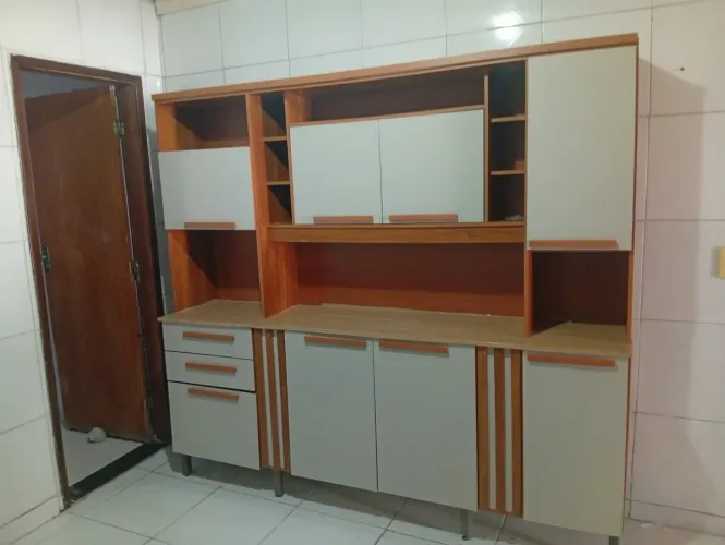 Vende-se um armário de cozinha seminovo em ótimo estado de conservação. Valor R$ 800,00