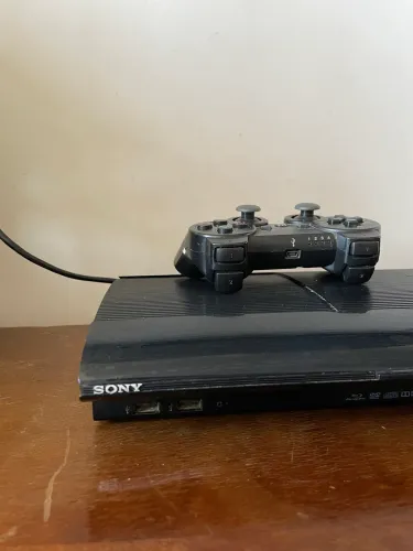 Vende-se PS3 Super Slim 