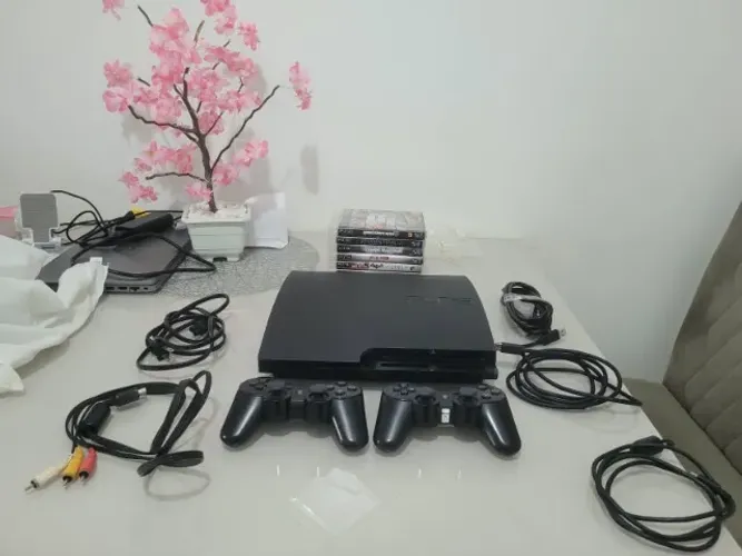 Playstation 3 Slim 320GB com 2 controles e 7 jogos