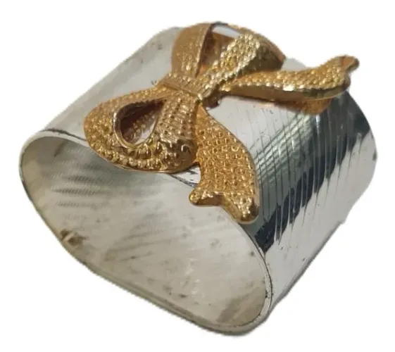Conjunto de 4 argolas para guardanapo em metal prateado, com detalhe decorativo em laço do