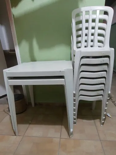 2 Conjuntos de mesa e cadeira de plástico