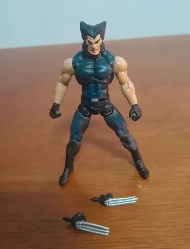 Logan Traje Preto escala 3.75 Marvel