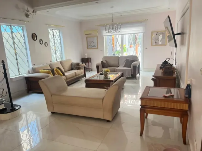Sobrado à Venda no Jardim Apolo II - 360m² de Terreno e 290m² de Construção em SJC!