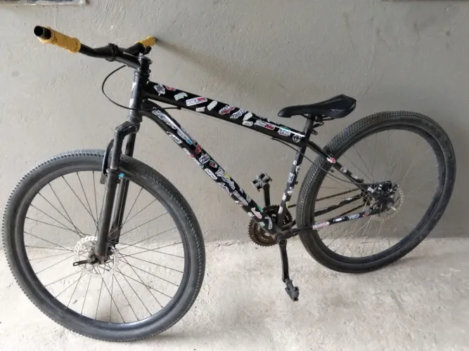 Bicicleta muito boa perfeito estado apenas o banco com defeito.