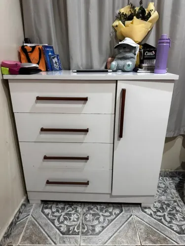 CÔMODA GRANDE COM 4 GAVETAS AMPLAS E PORTA MULTIUSO