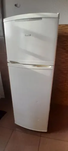 Vendo geladeira consul, com defeito, ta ligando mais parou de gelar,quem quiser consertar.