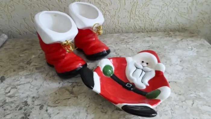 DECORAÇÃO NATAL- CERÂMICA- PAR BOTAS NOEL & MINI PRATO BOLACHA