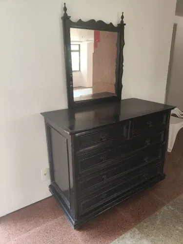 Cômoda com espelho antiga.