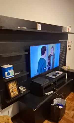 Rack TV madeira escura 231cm ? com gaveteiros integrados