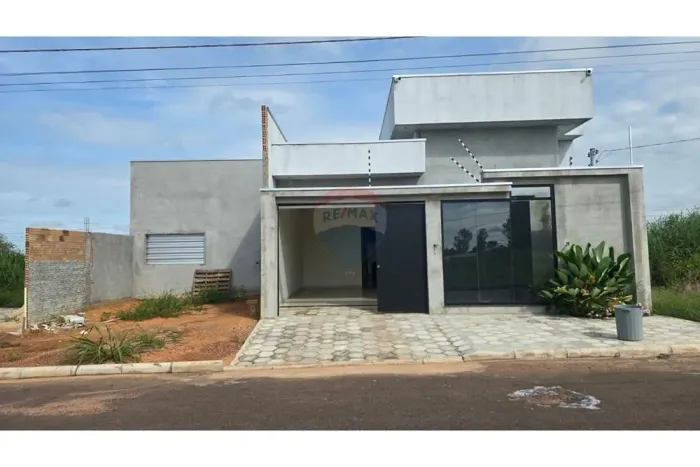 Casa Moderna em Confresa: Espaço e Conforto!