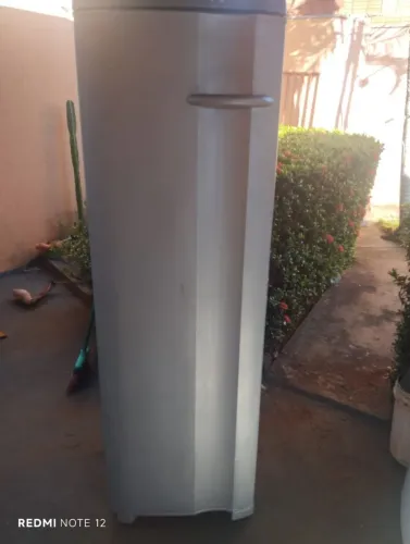 Frizer vertical Eletrolux ótimo funcionamento