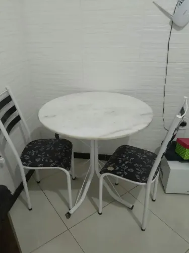 Vendo Mesa Jantar c/ 2 cadeiras e tampo de mármore