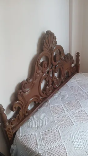 Cama de Casal entalhada em madeira maciça