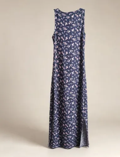 Vestido azul marinho com detalhes rosa. E Vestido vinho bordô,