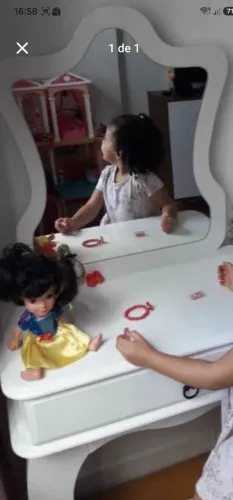 Penteadeira infantil (acompanha o banquinho)