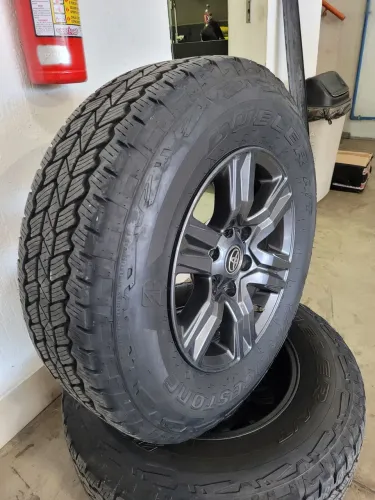 Pneus e rodas Hilux 17"