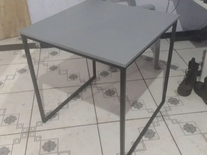 mesa no estilo industrial