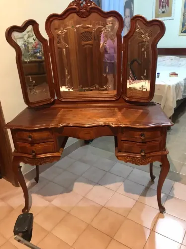 Móveis em Madeira de Lei 