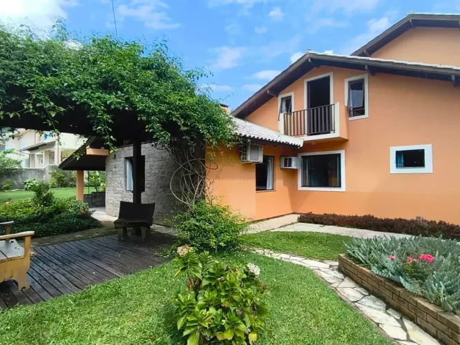 Ampla Casa com Piscina e Edícula na Praia dos Açores  720m² de Terreno