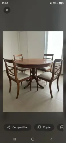 Linda mesa de jacaranda