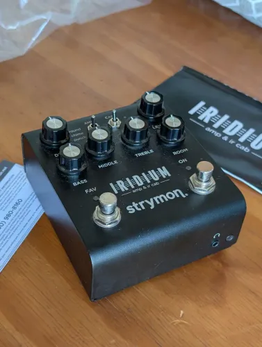 Pedal Strymon Iridium na caixa