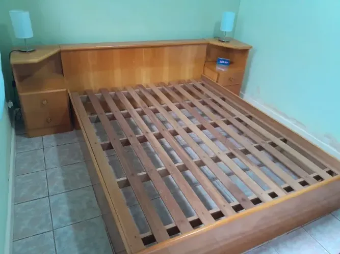 Cama de casal madeira com colchão Queen.