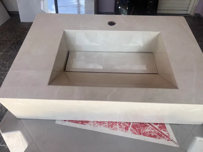Vendo pia para banheiro 60 por 40 na cor bege , 200 reais 