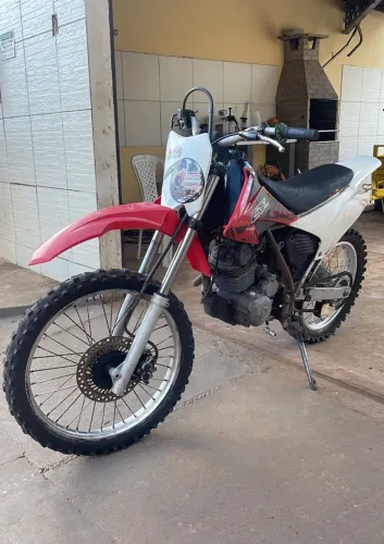 Vendo NX 200, com roupa da CRF
